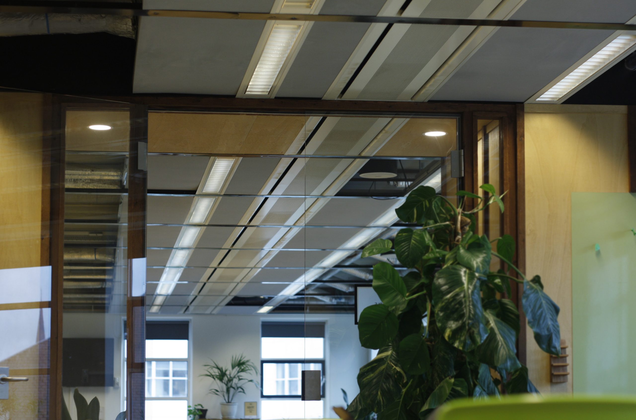 Plafondpanelen grijs Humanity Hub kantoor